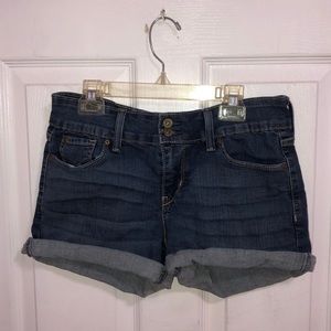 Denizen Levi’s Mid Rise Medium Wash Denim Shorts
